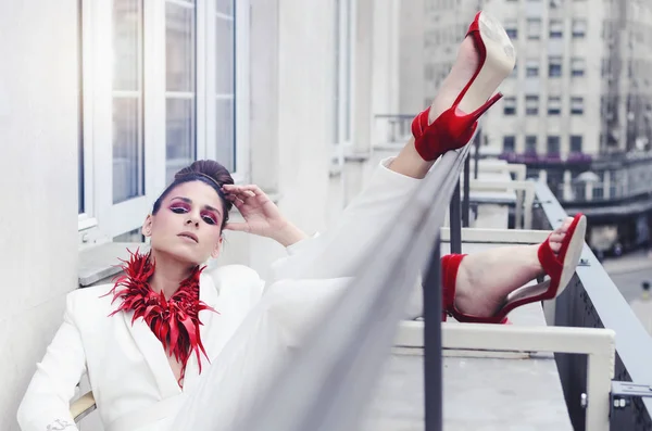 バルコニーでポーズ デザイナー白スーツの若い女性 — ストック写真