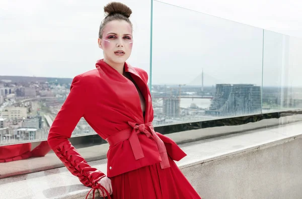 Jovem Morena Vestido Vermelho Posando Telhado — Fotografia de Stock