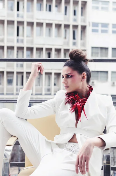 若い女性デザイナー白のスーツと赤のネックレスがバルコニーでポーズ — ストック写真