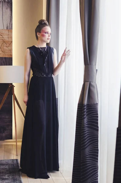 Молодая Женщина Черном Платье Позирует Роскошном Интерьере — стоковое фото