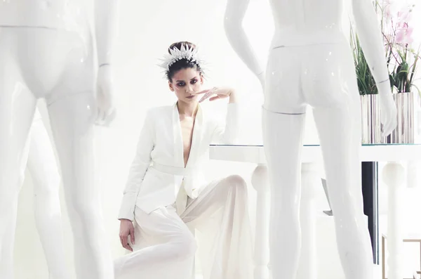 白でおしゃれなメイクで魅力ファッション ブルネットの女性セット コスチューム — ストック写真