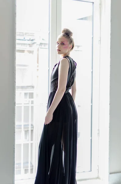 Женщина Черном Макси Платье Позирует Перед Окном — стоковое фото