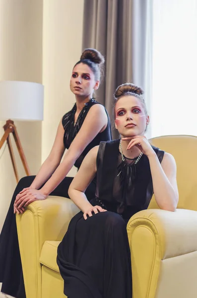 Дві Модні Жінки Дизайнерському Одязі Сидячи Кріслі — стокове фото