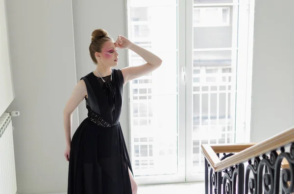 Женщина Модной Дизайнерской Одежде Позирует Лестнице — стоковое фото