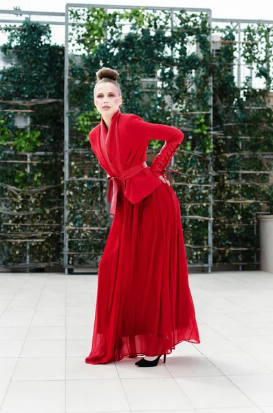 Νεαρό Μοντέλο Σχεδιαστής Μακρύ Κόκκινο Φόρεμα Που Ποζάρουν Στη Στέγη — Φωτογραφία Αρχείου