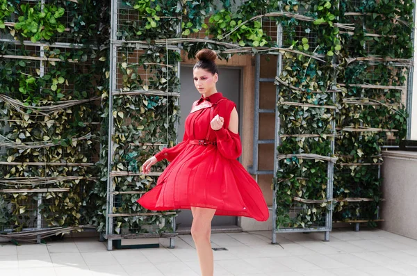 Mujer Joven Vestido Moda Delante Pared Floral — Foto de Stock