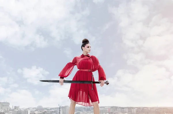 Mujer Morena Joven Vestido Rojo Con Espada Posando Techo — Foto de Stock