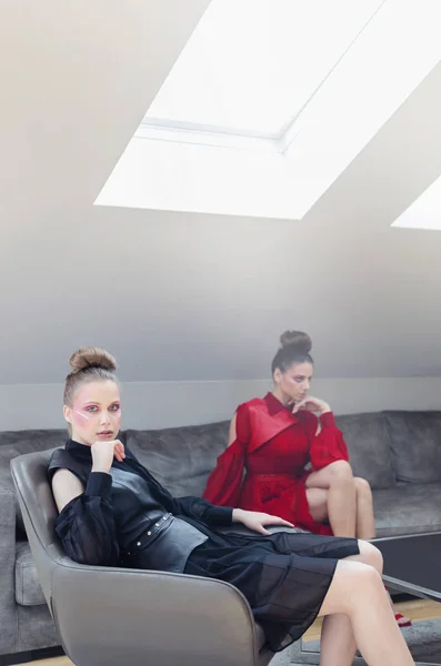 Dois Modelos Jovens Roupas Grife Posando Interior Luxo — Fotografia de Stock