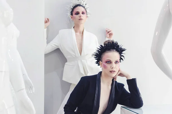 Дві Модні Жінки Дизайнерському Одязі Позує Студії — стокове фото