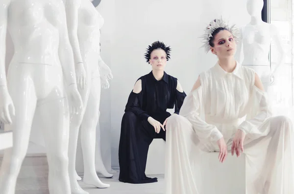 Две Модные Женщины Дизайнерской Одежде Позируют Студии — стоковое фото