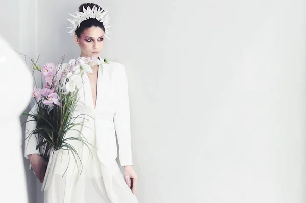 Mode Ung Kvinna Designer Jacka Och Byxor Med Blommor — Stockfoto