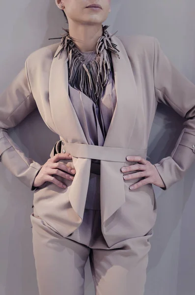 ファッショナブルな女性のビジネス ジャケットとワイド脚パンツでポーズ — ストック写真