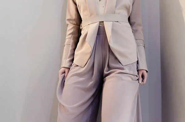 Модна Жінка Позує Діловому Піджаку Широких Штанях — стокове фото