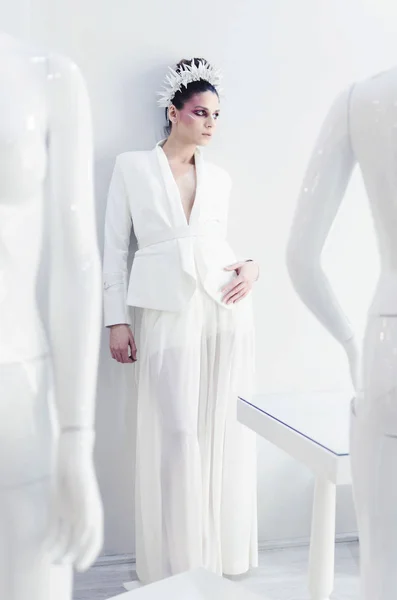 白でおしゃれなメイクで魅力ファッション ブルネットの女性セット コスチューム — ストック写真