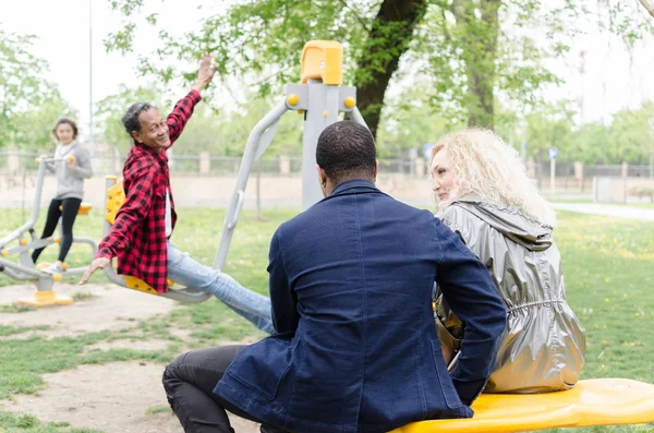 Grupp Vänner Att Kul Lekplatsen — Stockfoto