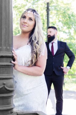 Gelin ve damat yeşil park poz