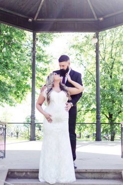 Gelin ve damat yeşil park poz