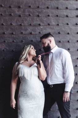 Hamile gelin ve damat Studio karanlık duvar önce poz