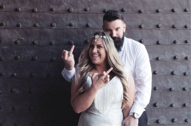 Hamile gelin ve damat Studio karanlık duvar önce poz