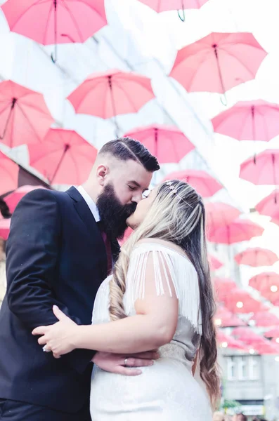 Noiva Noivo Beijando Rua Decorado Com Guarda Chuvas — Fotografia de Stock