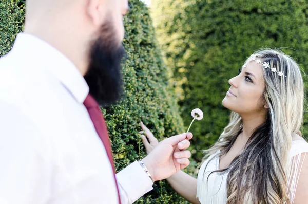 Noiva Sorrindo Para Seu Noivo Com Flor Dente Leão Entre — Fotografia de Stock