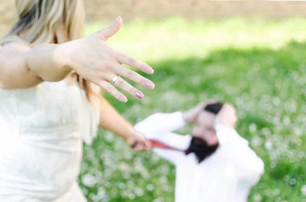 Sposa Dominante Indossa Abito Sposa Tirando Cravatta Sposo Anello Primo — Foto Stock