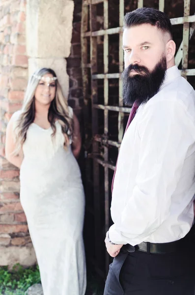 Красива Весільна Пара Позує Біля Ретро Двері — стокове фото