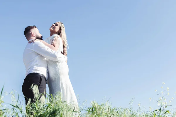 Giovane Coppia Nozze Piedi Abbracciando Sul Prato Verde Prima Cielo — Foto Stock