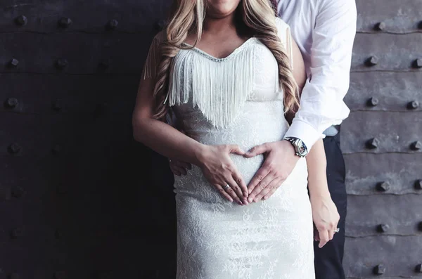 Έγκυος Νύφη Και Γαμπρός Που Ποζάρουν Στο Στούντιο Πριν Από — Φωτογραφία Αρχείου