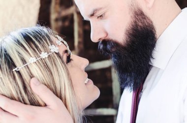 Çok duygusal fotoğraf birkaç içinde aşk onların düğün günü. Onlar gülümseme ve dokunmatik inanılmaz, closeup kafa