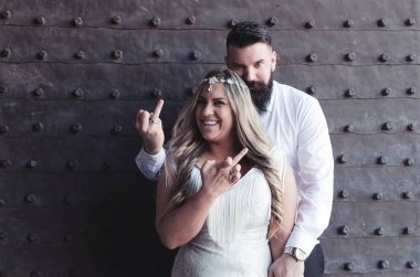 Orta parmak yeni evli, komik çift alyans