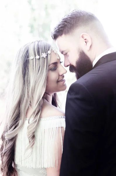Noiva Lado Outro Amor Casamento Casal Livre Está Abraçando Outro — Fotografia de Stock