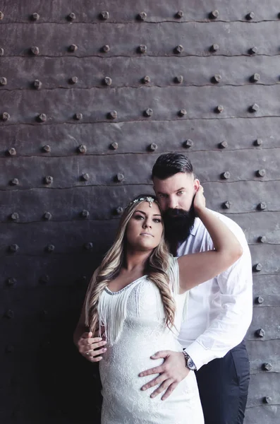 Doce Jovem Casal Posando Olhando Para Câmera — Fotografia de Stock