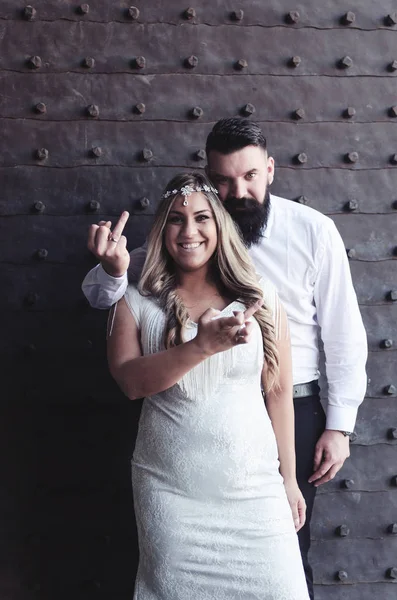 Обручки Середньому Пальці Нещодавно Одружені Смішні Пари Роблять Анекдоти — стокове фото