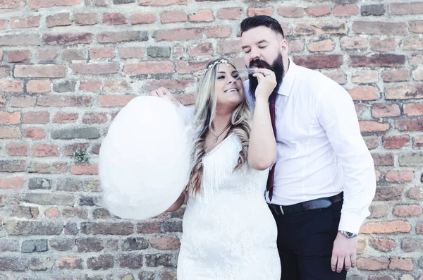 Sobrepeso Homem Mulher Comendo Grande Espuma Açúcar Doces Fundo Parede — Fotografia de Stock