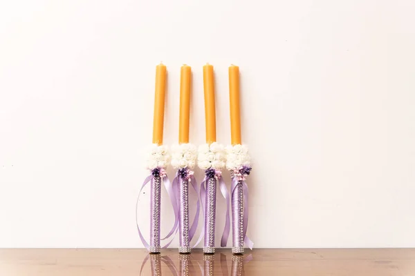 Чотири Свічки Прикрашені Білими Квітами Фіолетовими Стрічками Схиляються Стіни Дерев — стокове фото