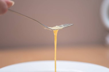 Öğle veya akşam yemeği için çatallı yumurta hazır.