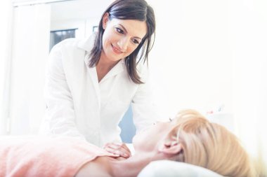 İlgili doktorların akupunktur tedavisinden sonra yüzlerindeki rahatlatıcı ifade