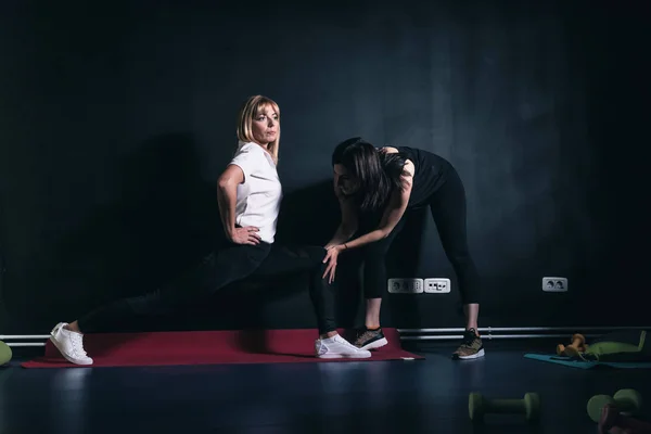 Mulher Desportiva Fazendo Exercícios Alongamento Com Ajuda Personal Trainer Ginásio — Fotografia de Stock