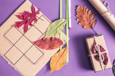 Noel tatili için dekoratif şömine yapmak.