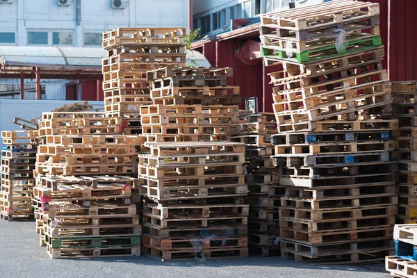 Viele Bunte Holzpaletten Auf Stapel — Stockfoto