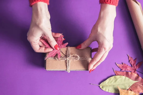 Gesneden Weergave Van Vrouwelijke Hand Tonen Handgemaakte Kartonnen Doos Versierd — Stockfoto