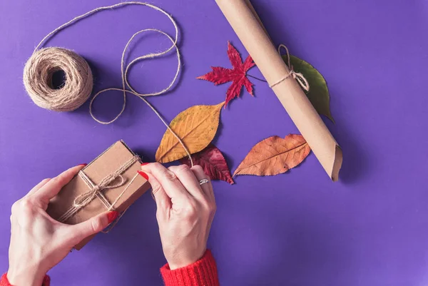 Vista Ritagliata Mani Femminili Che Avvolgono Scatola Regalo Natale Casa — Foto Stock