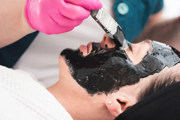 Mujer Joven Acostada Salón Belleza Relajándose Con Una Máscara Facial — Foto de Stock