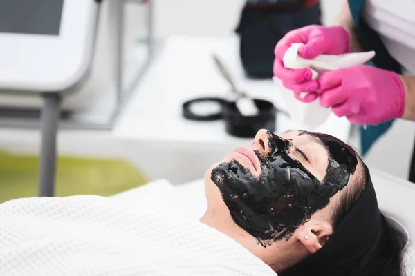 Mujer Joven Acostada Salón Belleza Relajándose Con Una Máscara Facial — Foto de Stock