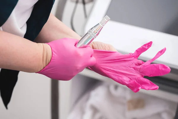 Nahaufnahme Der Krankenschwester Mit Handschuhen Und Haltevorrichtung Für Die Dermapenbehandlung — Stockfoto