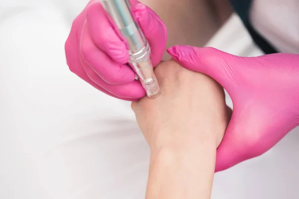 Geschnittenes Bild Des Arztes Hand Kosmetikerin Dermatologe Führt Eine Sitzung — Stockfoto