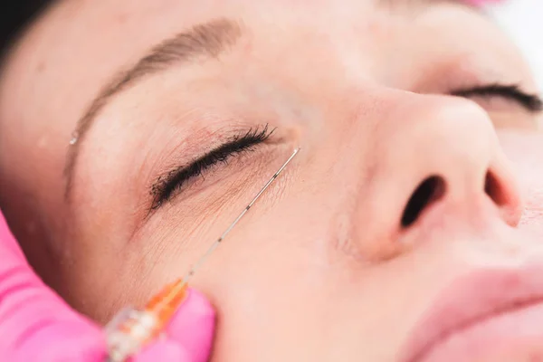 Cirugía Estética Plástica Facial Clínica Imagen Recortada Doctora Dando Inyecciones — Foto de Stock