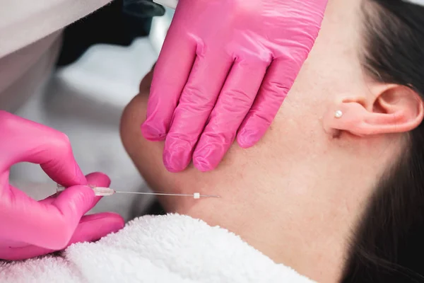 Primeros Planos Concepto Cosmetología Mujer Joven Recibiendo Inyección Debajo Barbilla — Foto de Stock