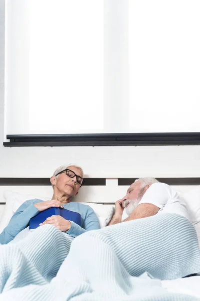 Σύζυγος Κοιμάται Ήδη Και Γυναίκα Αποκοιμήθηκε Καθώς Διάβαζε Βιβλίο Που — Φωτογραφία Αρχείου